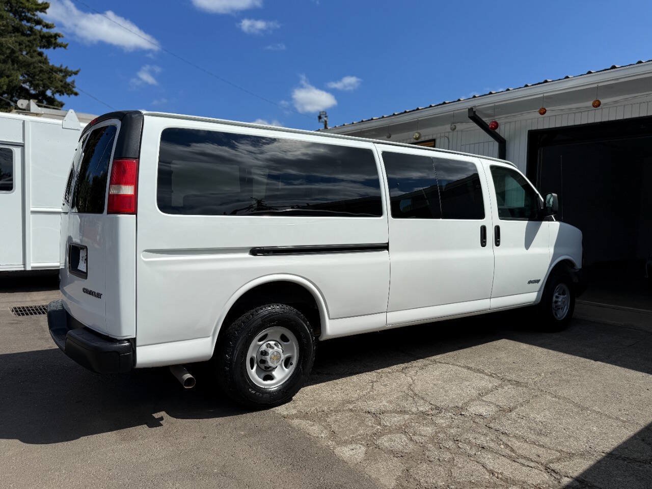 Used 2003 Chevrolet Express 3500 Extended Passenger RWD image 7