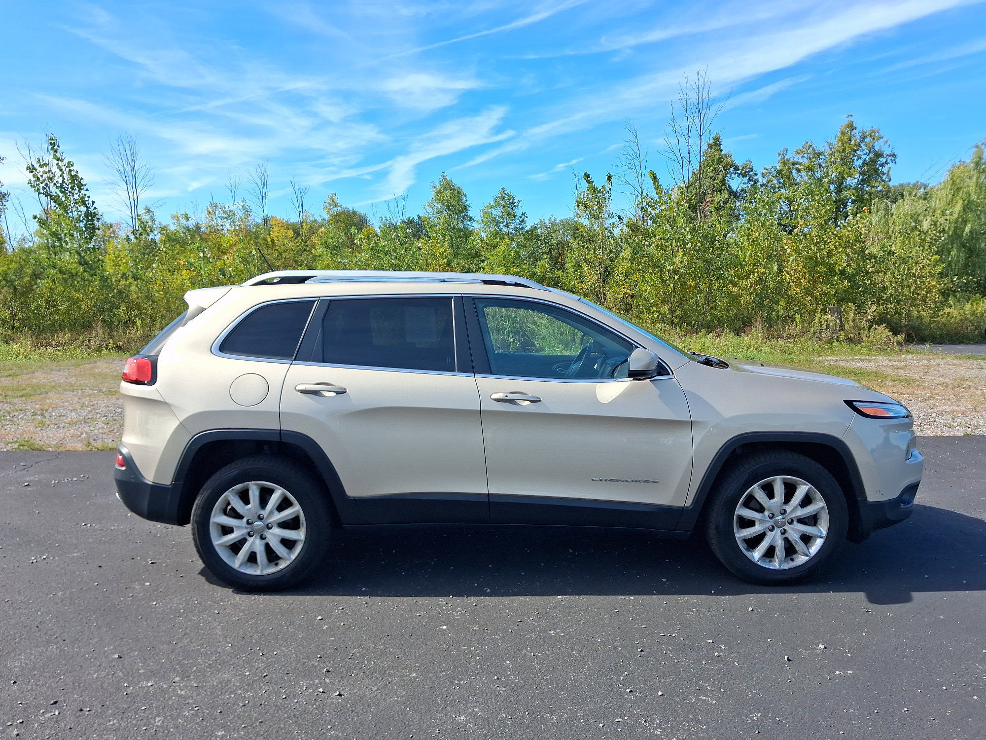 Used 2015 Jeep Cherokee Limited w/ Luxury Group AWD/4WD image 8