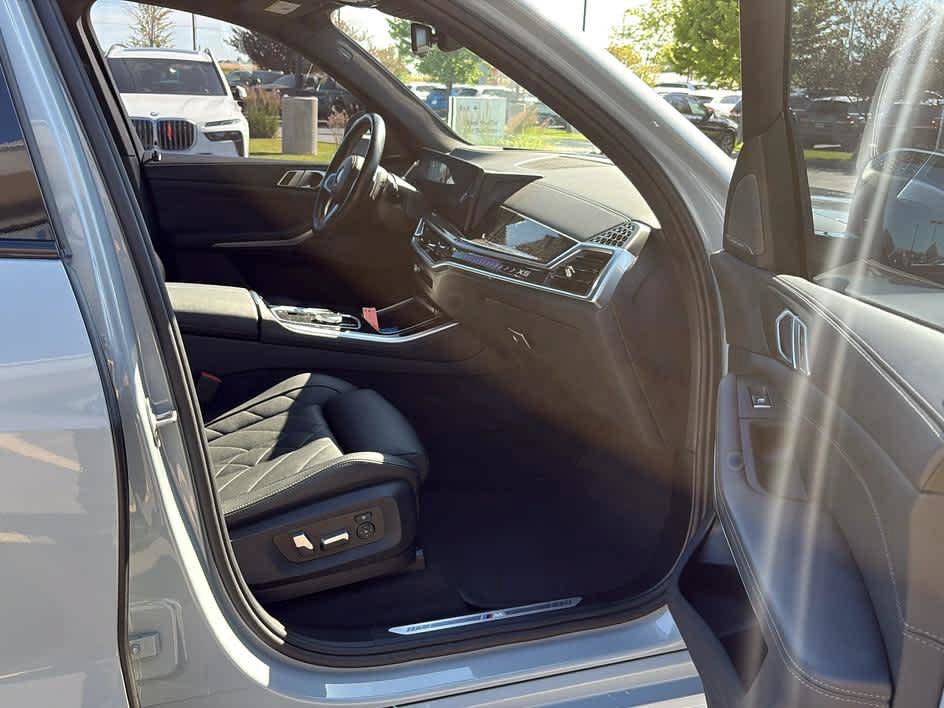 Used 2024 BMW X5 xDrive40i w/ M Sport Package AWD/4WD image 29