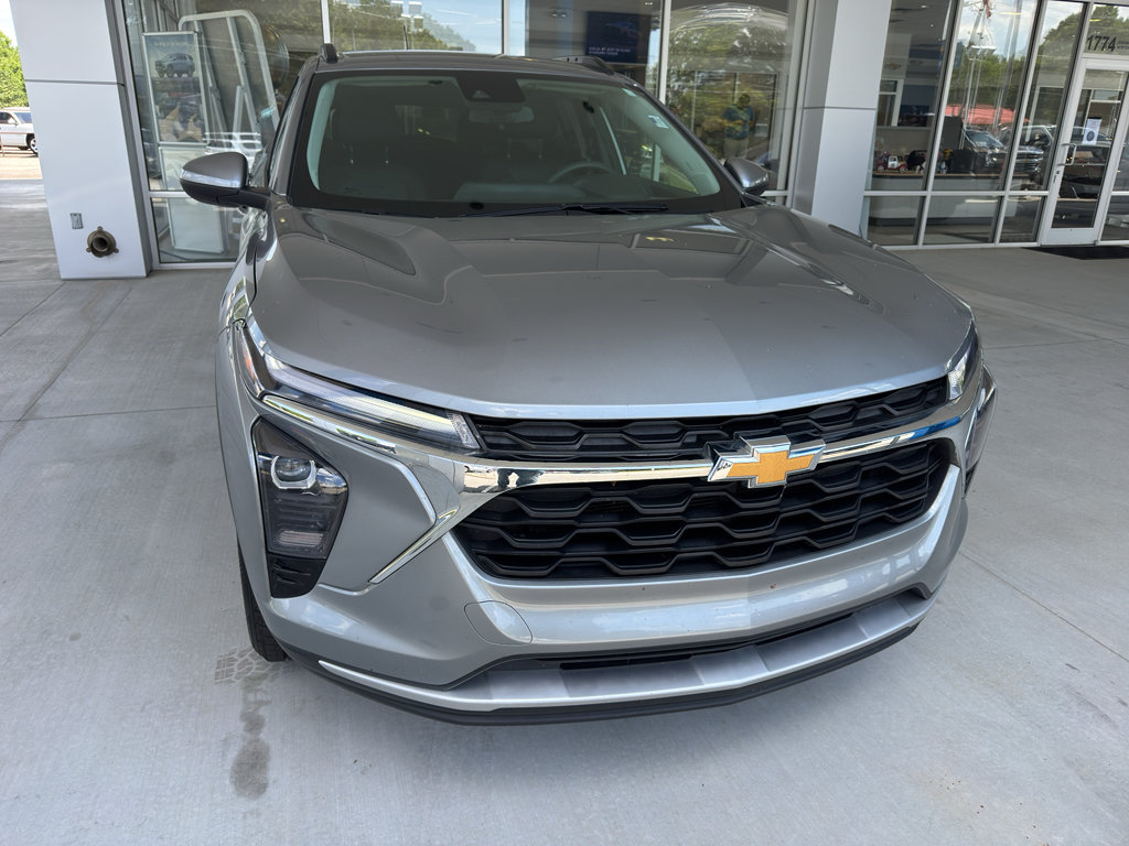 Used 2025 Chevrolet Trax LT FWD image 2