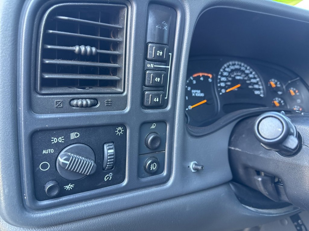 Used 2004 Chevrolet Silverado 2500 LT w/ Heavy-Duty Power Package image 18