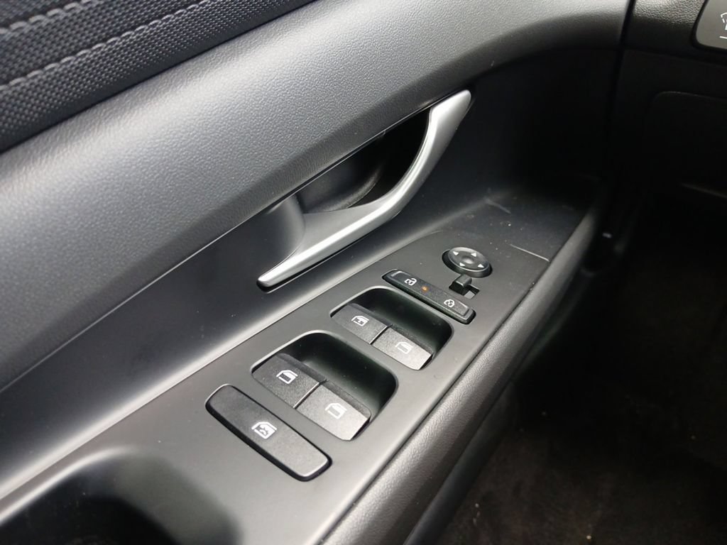 New 2026 Hyundai Elantra SE FWD image 18