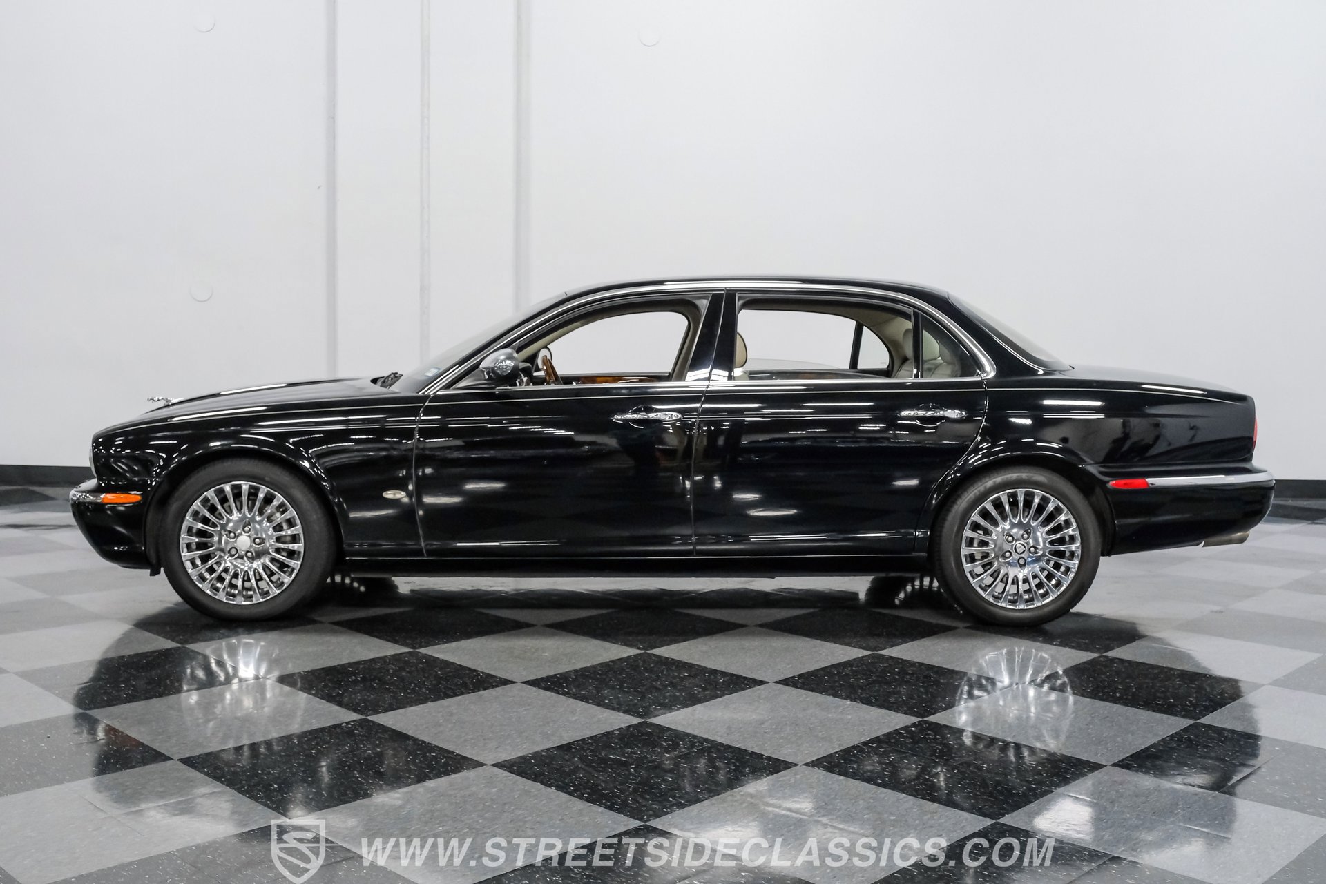 Used 2007 Jaguar XJ8 L RWD image 2
