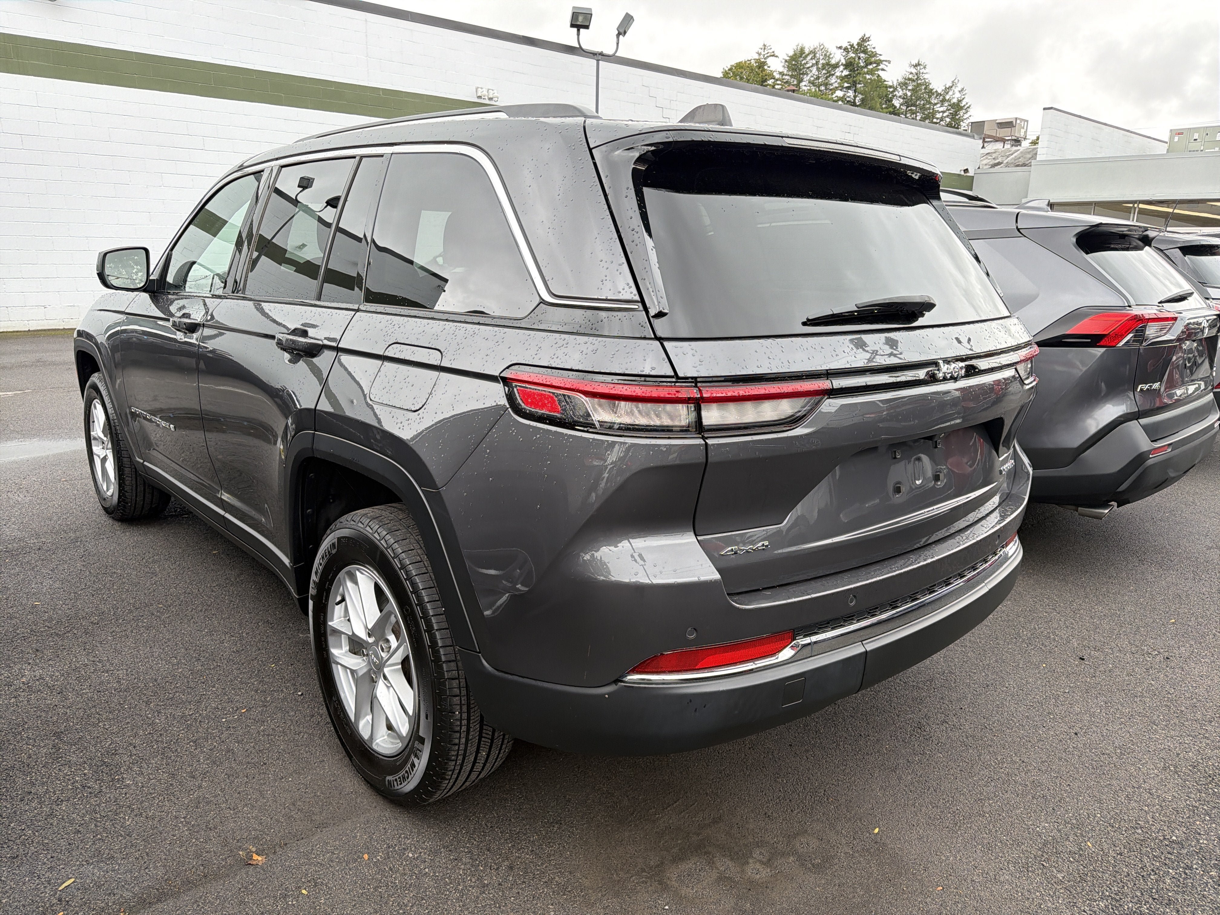 Used 2023 Jeep Grand Cherokee Laredo AWD/4WD image 5