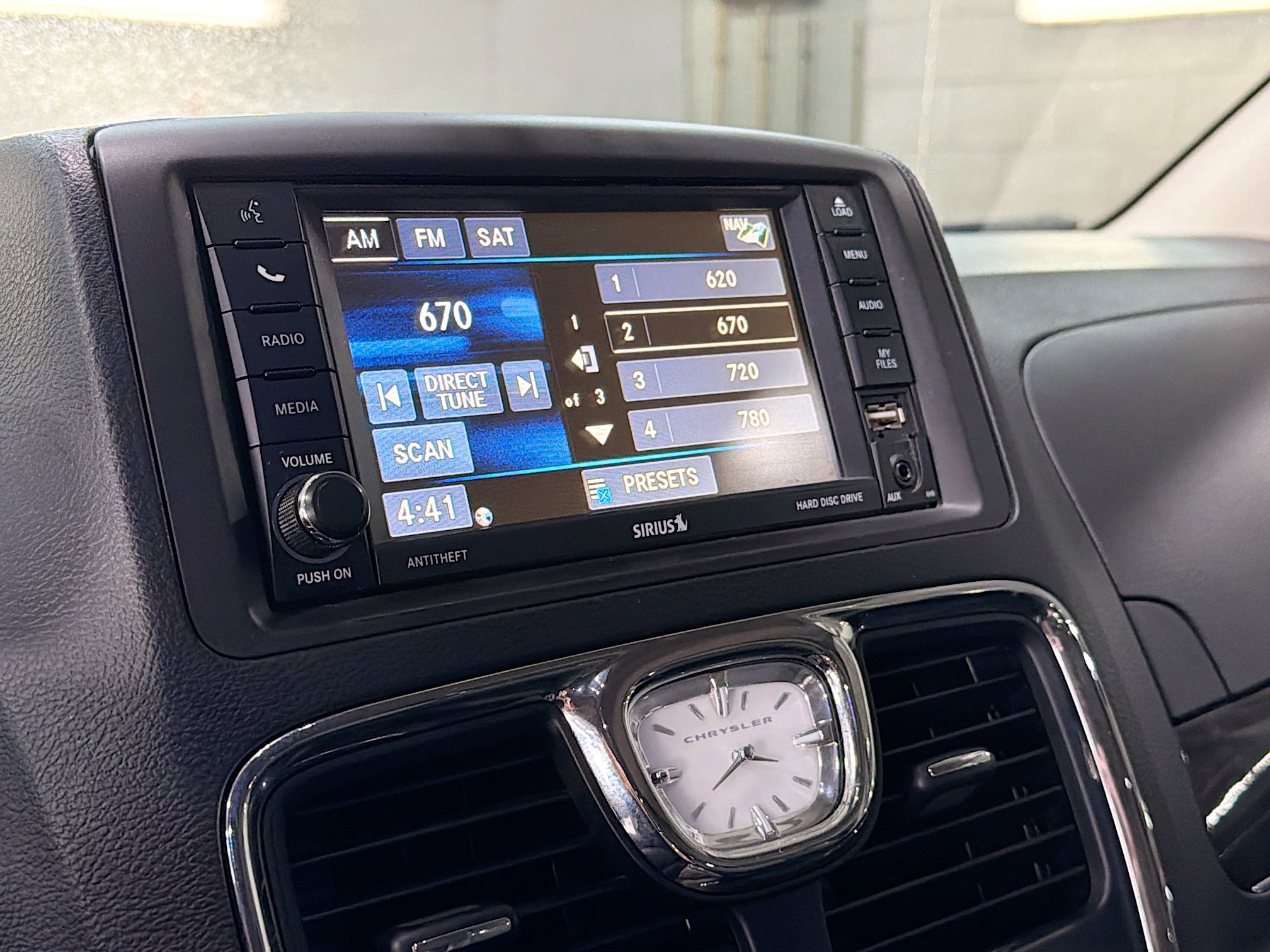 Used 2015 Chrysler Town & Country Touring w/ Driver Convenience Group FWD image 10