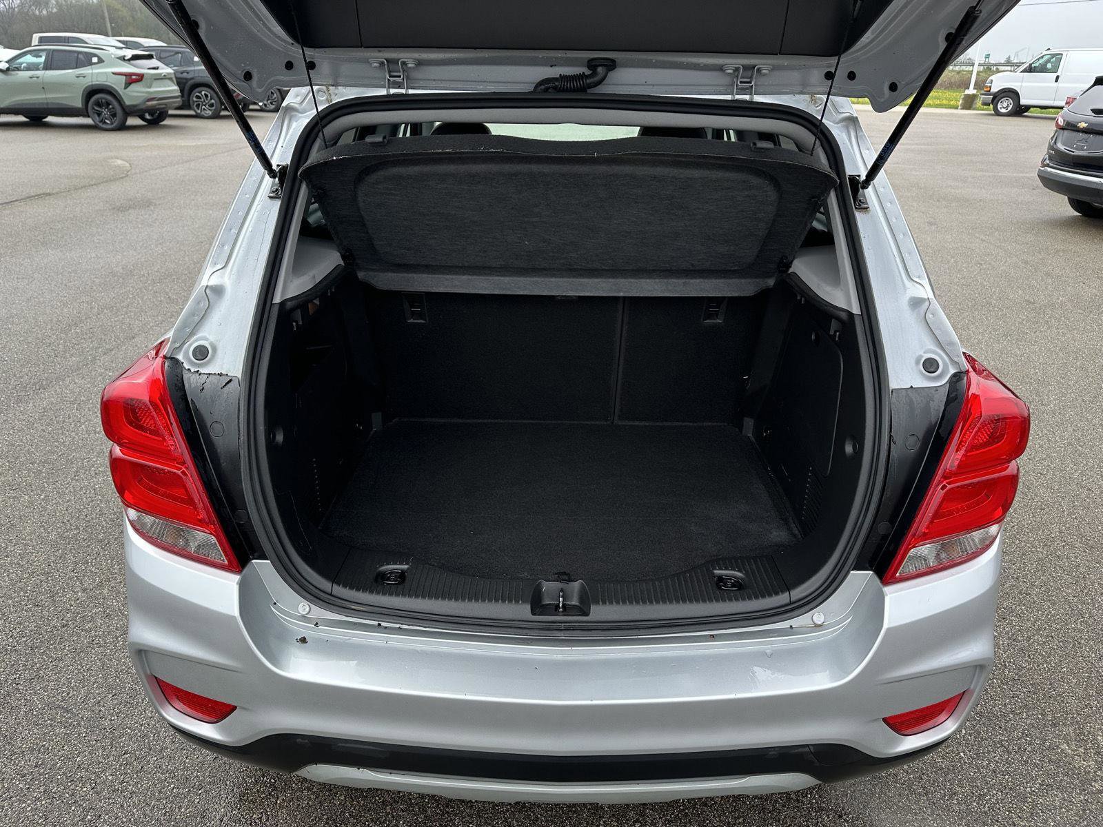 Used 2022 Chevrolet Trax LT w/ LT Convenience Package image 6