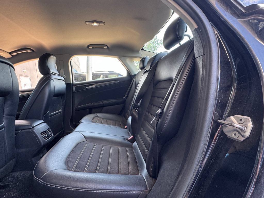 Used 2017 Ford Fusion SE w/ Equipment Group 201A FWD image 21