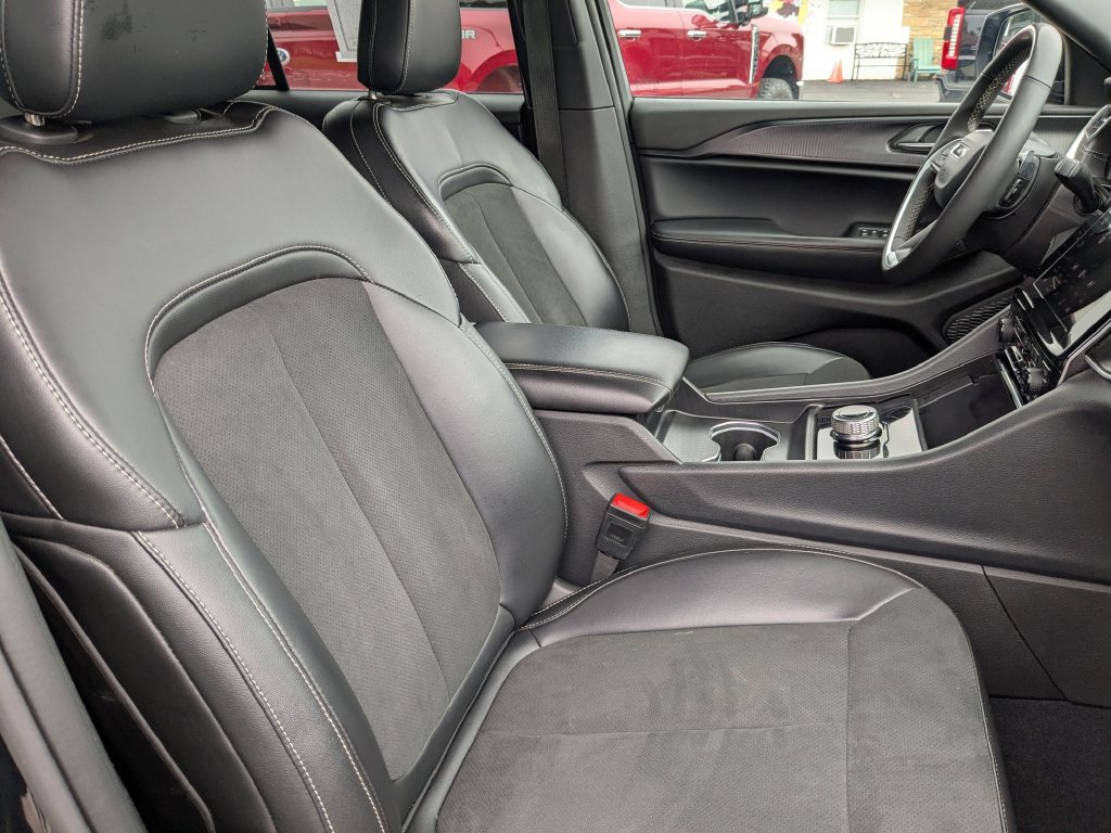 Used 2025 Jeep Grand Cherokee Altitude AWD/4WD image 16