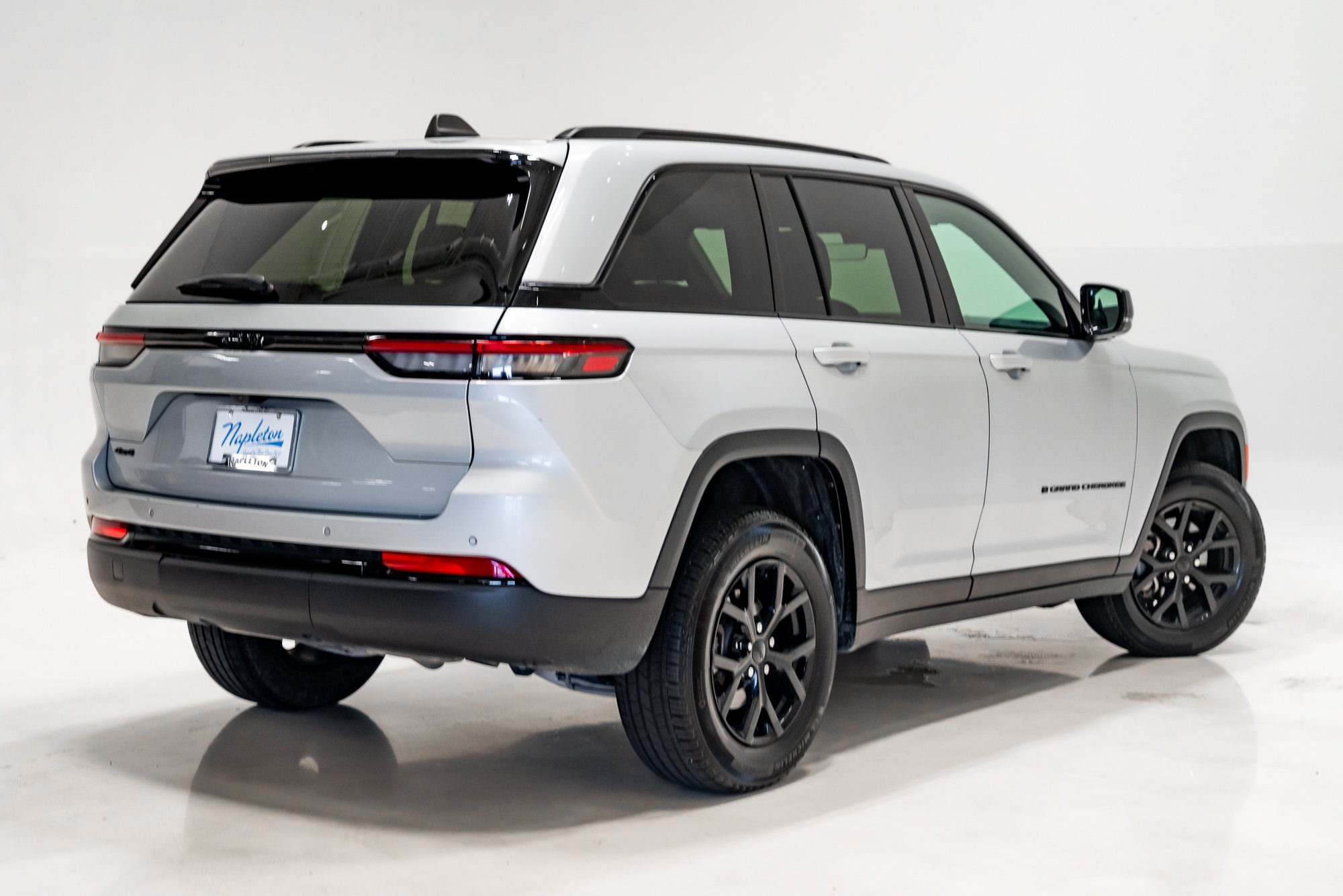 Used 2025 Jeep Grand Cherokee Altitude AWD/4WD image 34