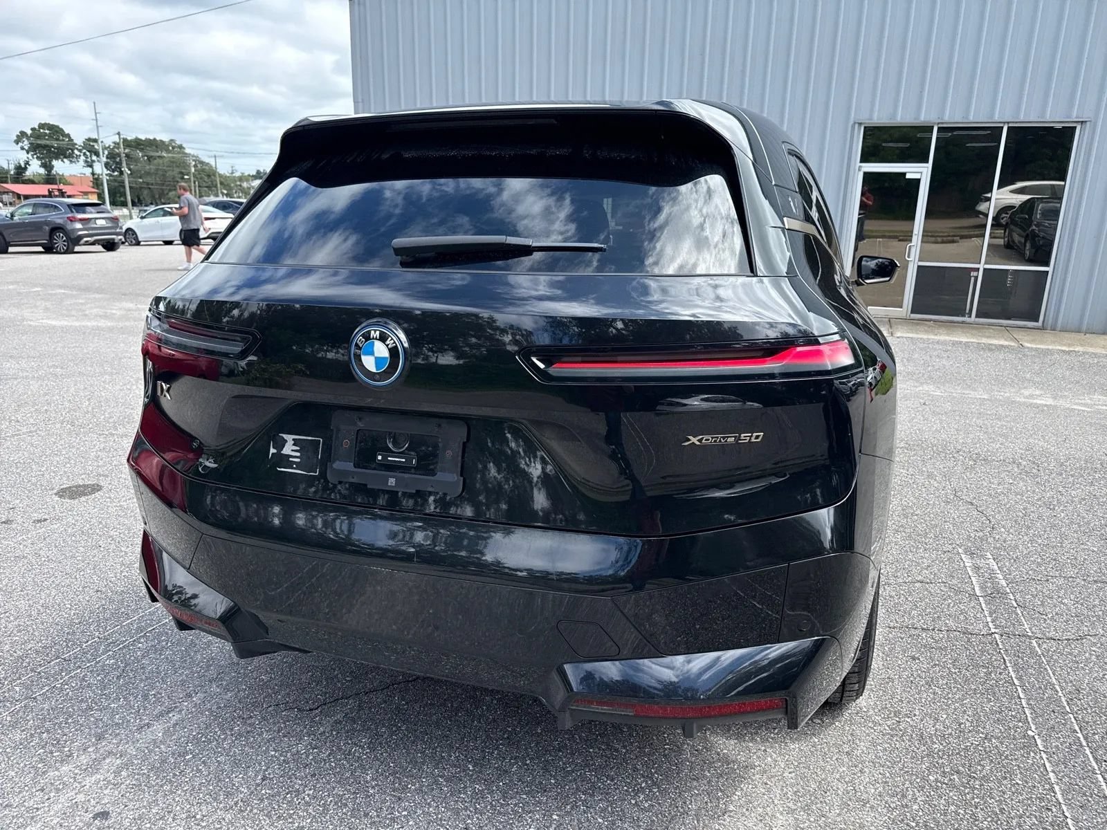 Used 2024 BMW iX xDrive50 w/ Premium Package AWD/4WD image 9