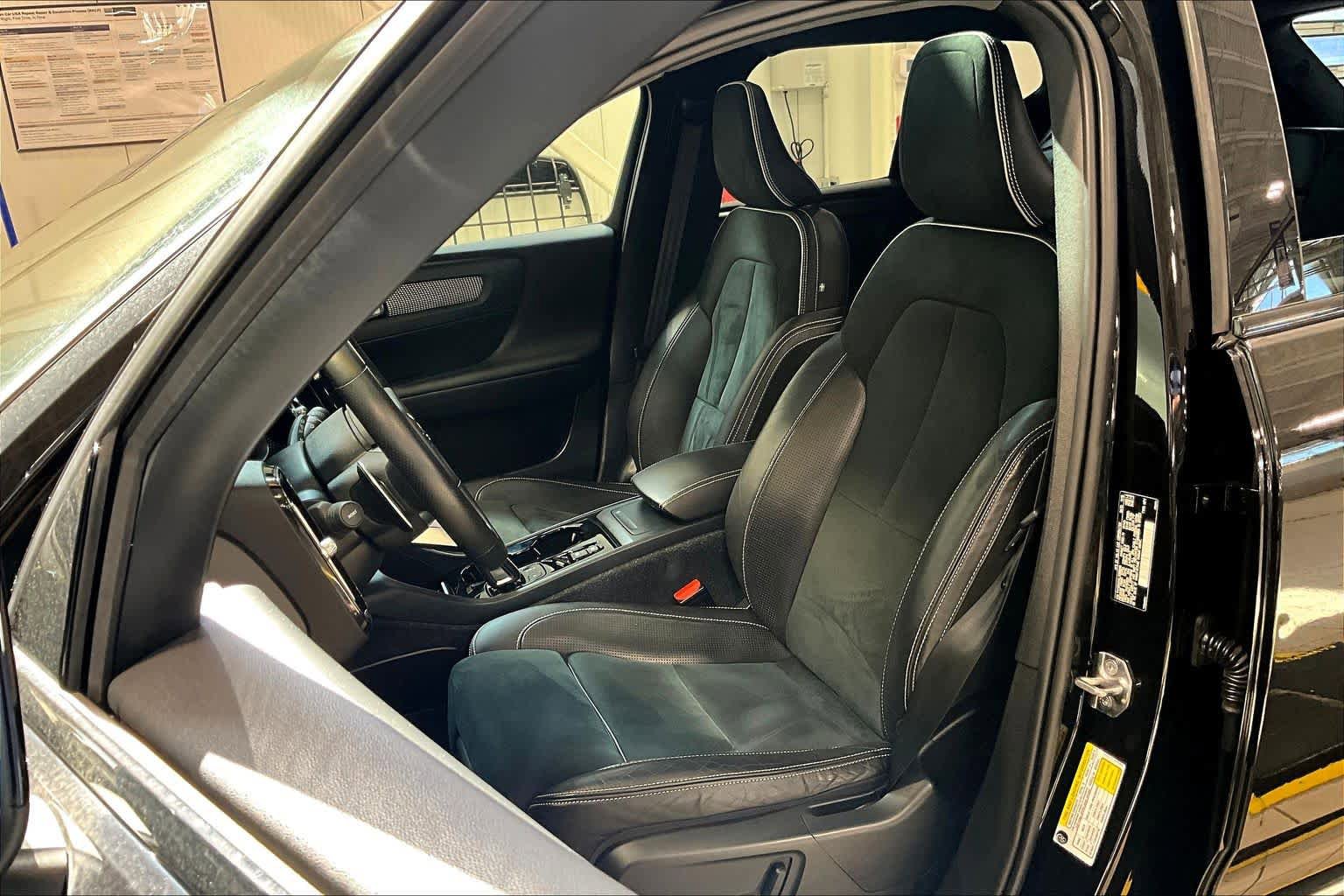 Used 2020 Volvo XC40 T5 R-Design w/ Protection Package AWD/4WD image 9