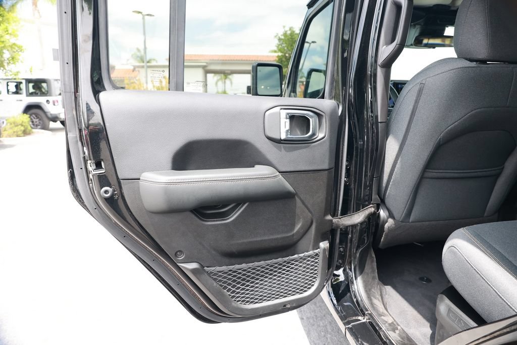 Used 2025 Jeep Wrangler Unlimited Sahara w/ Safety Group AWD/4WD image 36