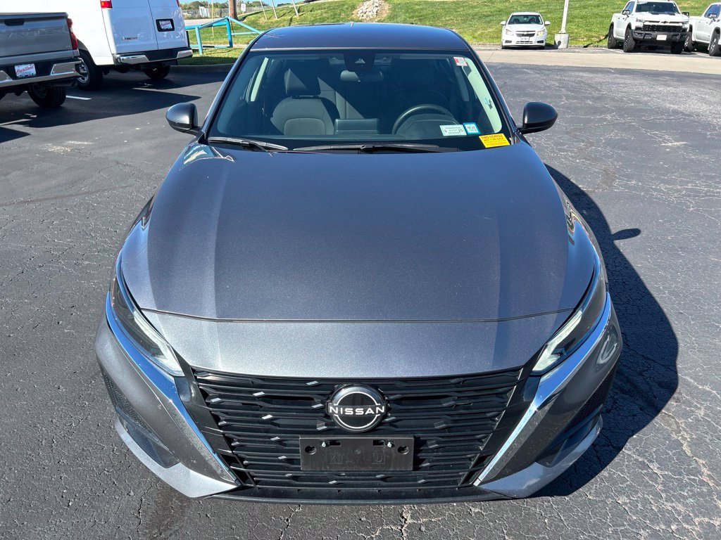 Used 2024 Nissan Altima 2.5 SV FWD image 2