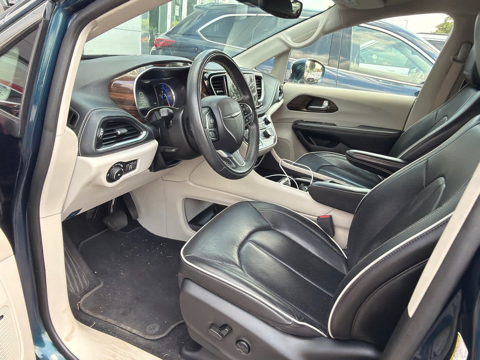 Used 2022 Chrysler Pacifica Limited w/ Uconnect Theater Family Group FWD image 8
