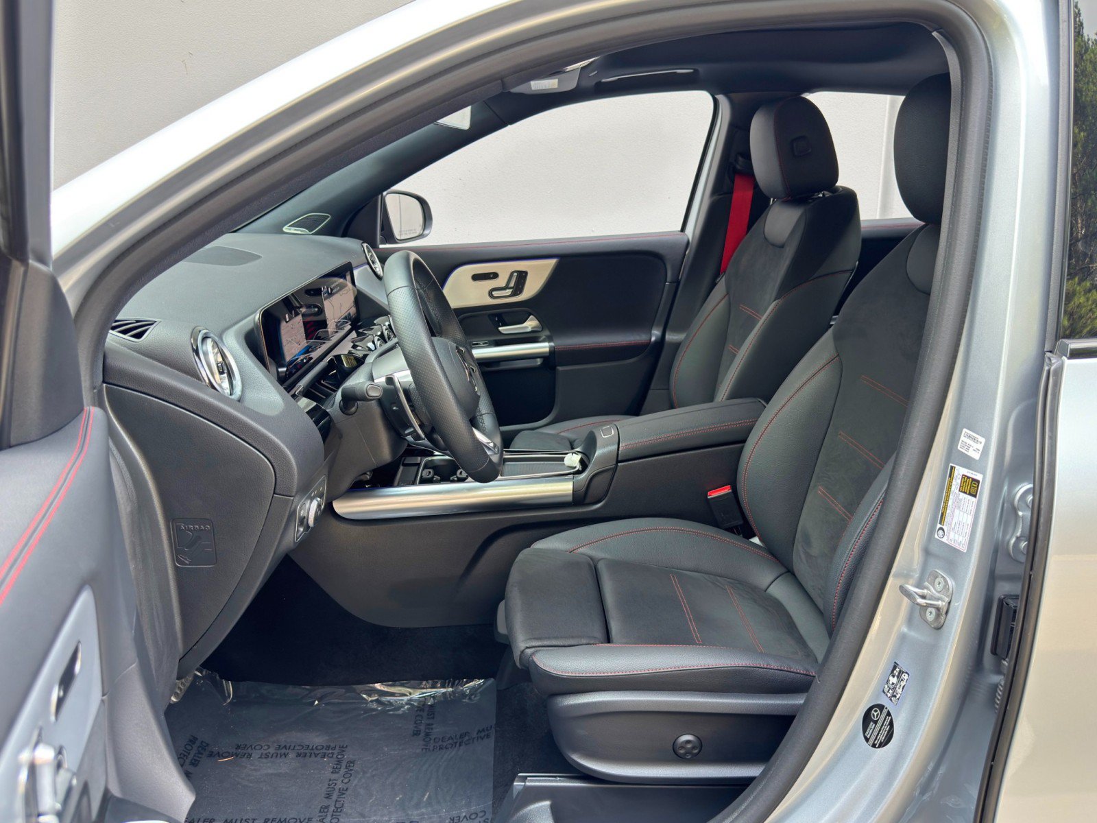Used 2025 Mercedes-Benz GLA 35 AMG 4MATIC w/ Exclusive Trim Package image 17