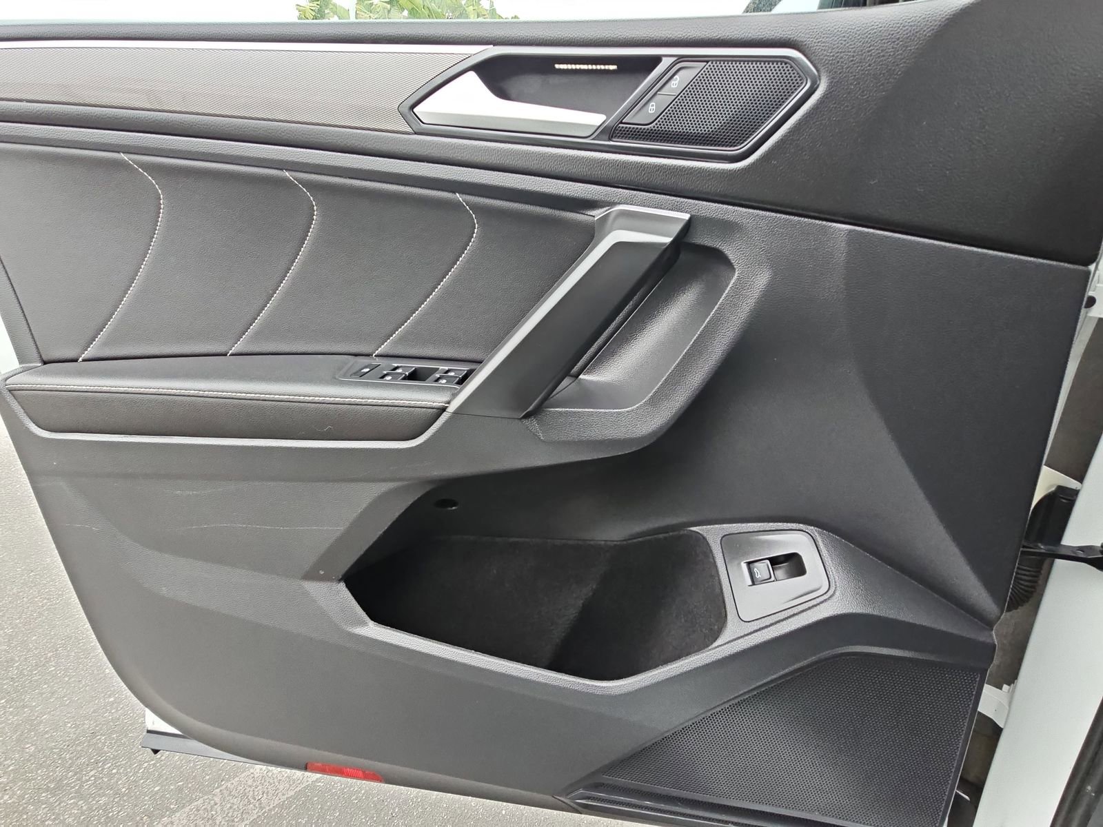 Used 2022 Volkswagen Tiguan SE R-Line image 28