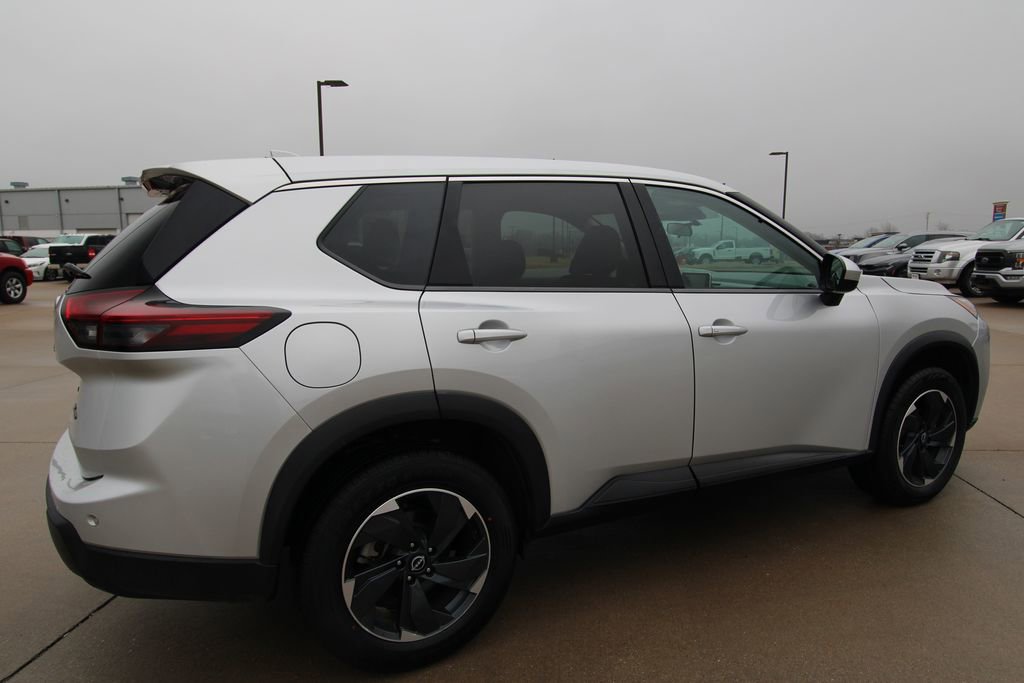 Used 2024 Nissan Rogue SV image 5
