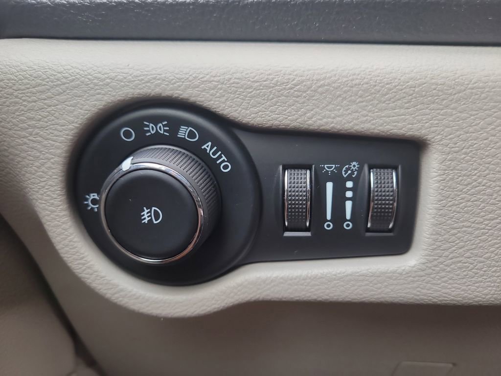 Used 2024 Chrysler Pacifica Touring-L image 27