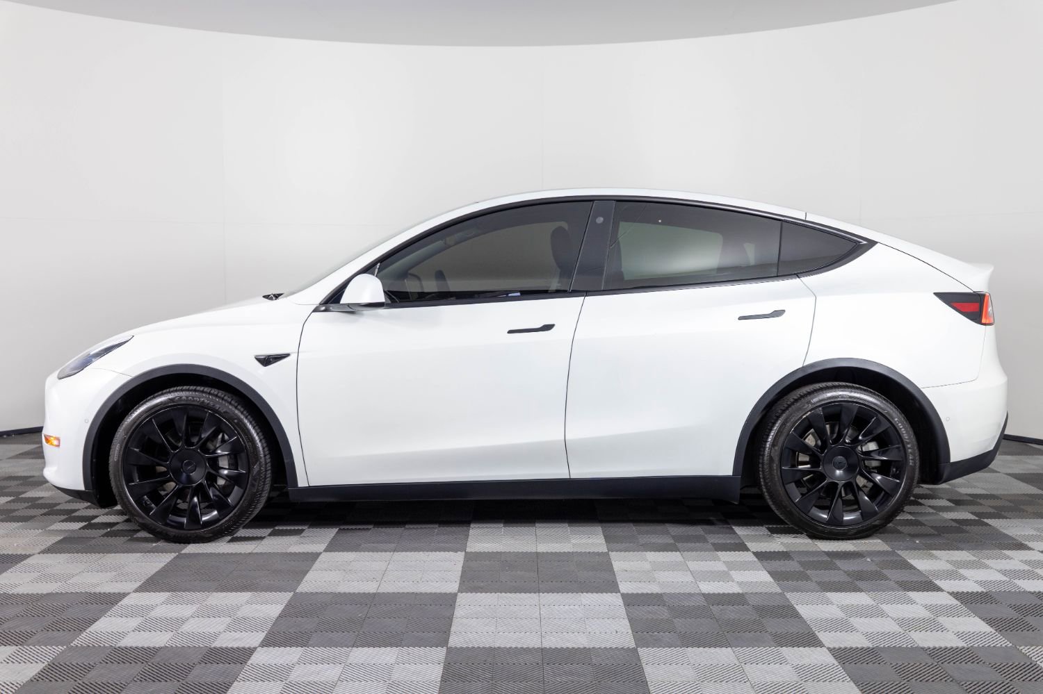 Used 2021 Tesla Model Y Long Range image 3
