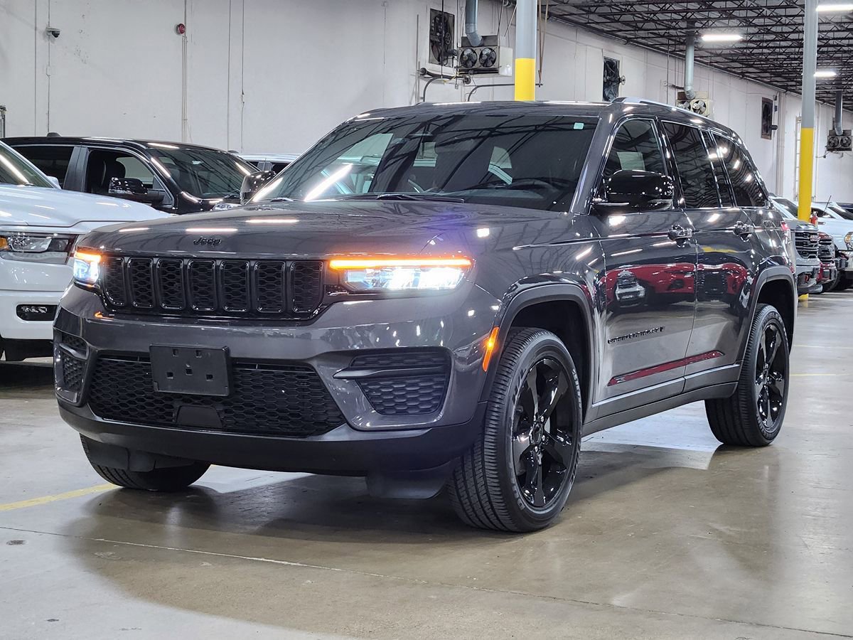 Used 2024 Jeep Grand Cherokee Altitude AWD/4WD image 4