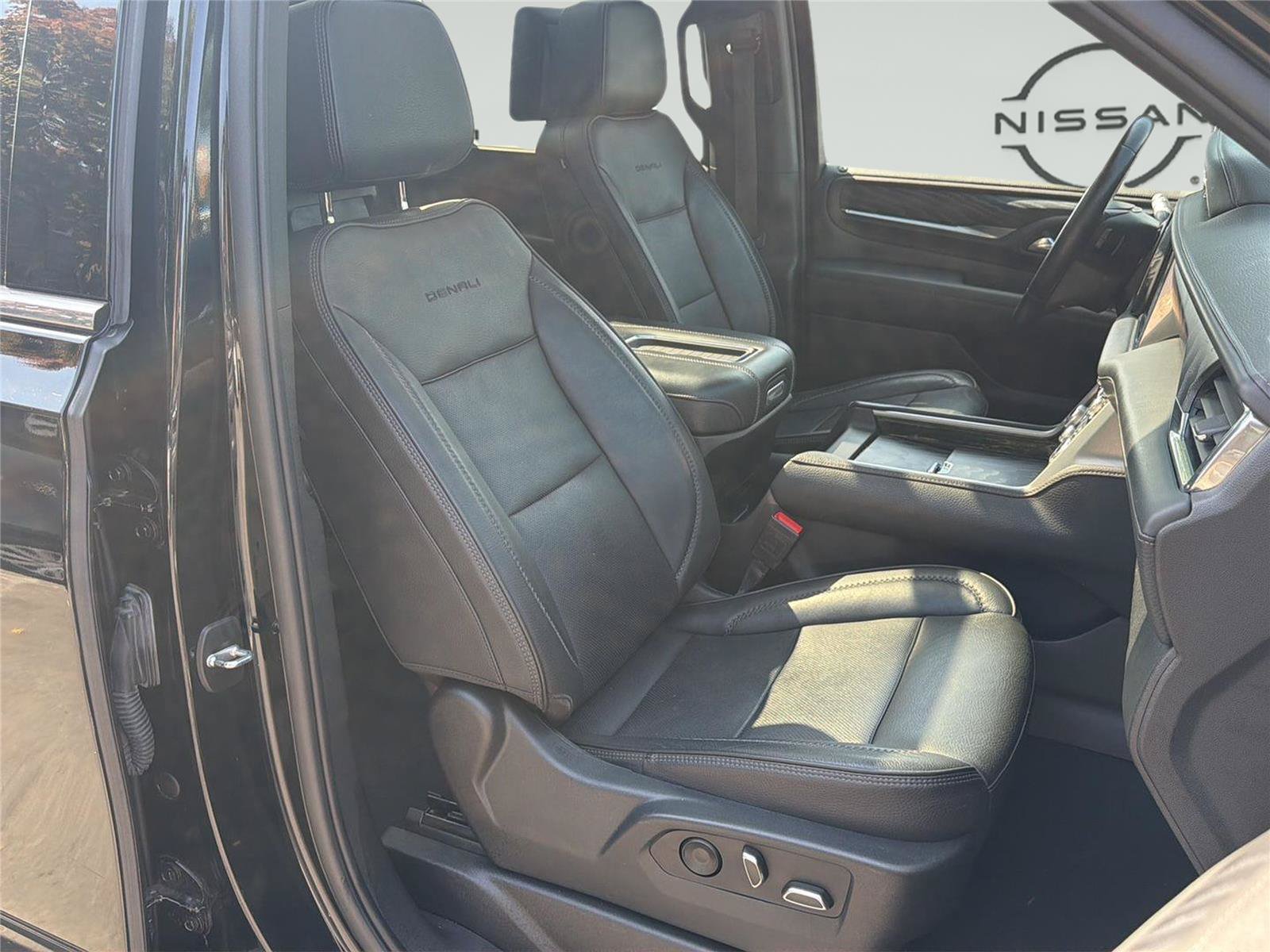 Used 2023 GMC Yukon XL Denali w/ Denali Reserve Package AWD/4WD image 49
