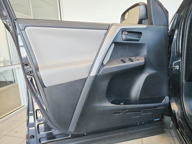 Used 2018 Toyota RAV4 LE AWD/4WD image 17
