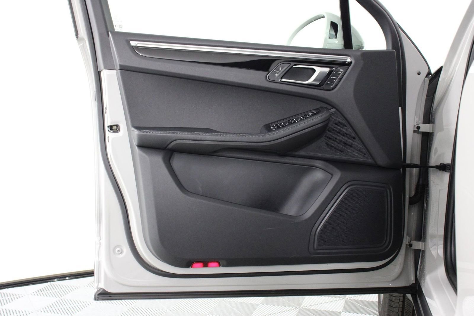 Certified 2025 Porsche Macan image 20