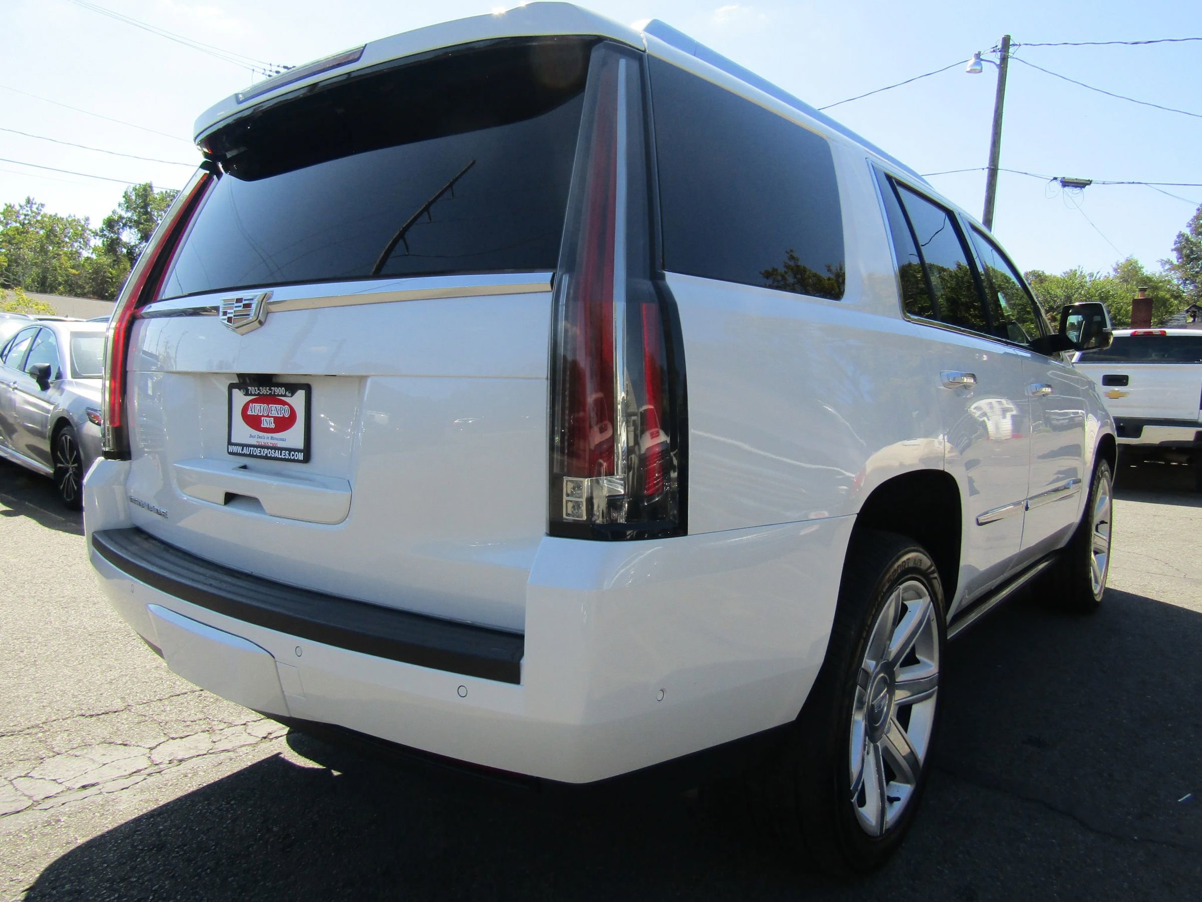 Used 2017 Cadillac Escalade Premium Luxury image 7