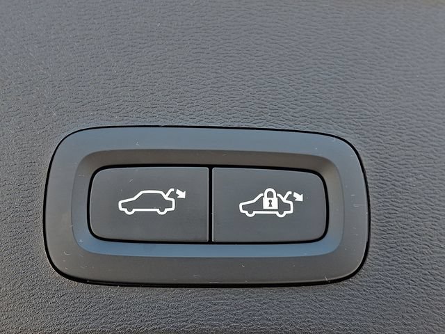 Certified 2025 Volvo XC40 B5 Ultra AWD/4WD image 31