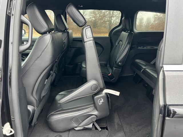 Used 2025 Chrysler Pacifica Select image 5