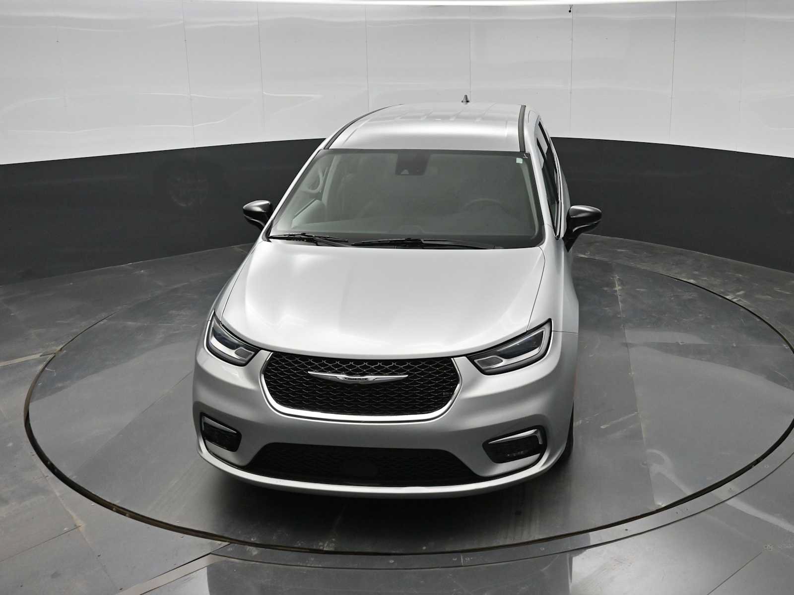 Used 2024 Chrysler Pacifica Touring-L FWD image 31