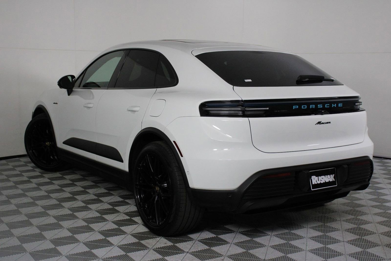 Certified 2025 Porsche Macan Electric image 3