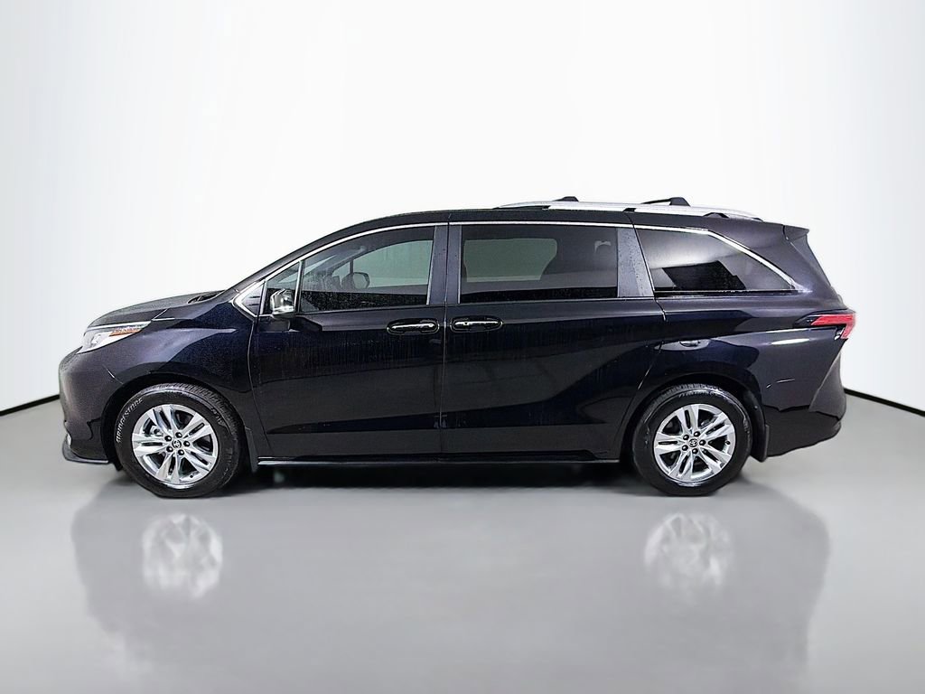 Used 2025 Toyota Sienna Limited image 9