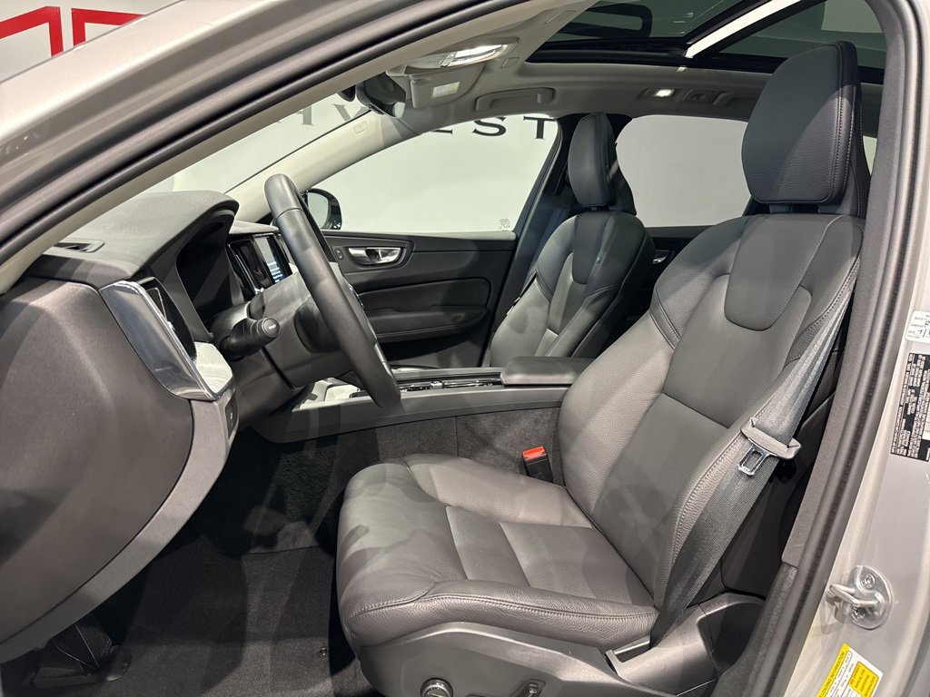 Used 2025 Volvo XC60 B5 Plus image 16