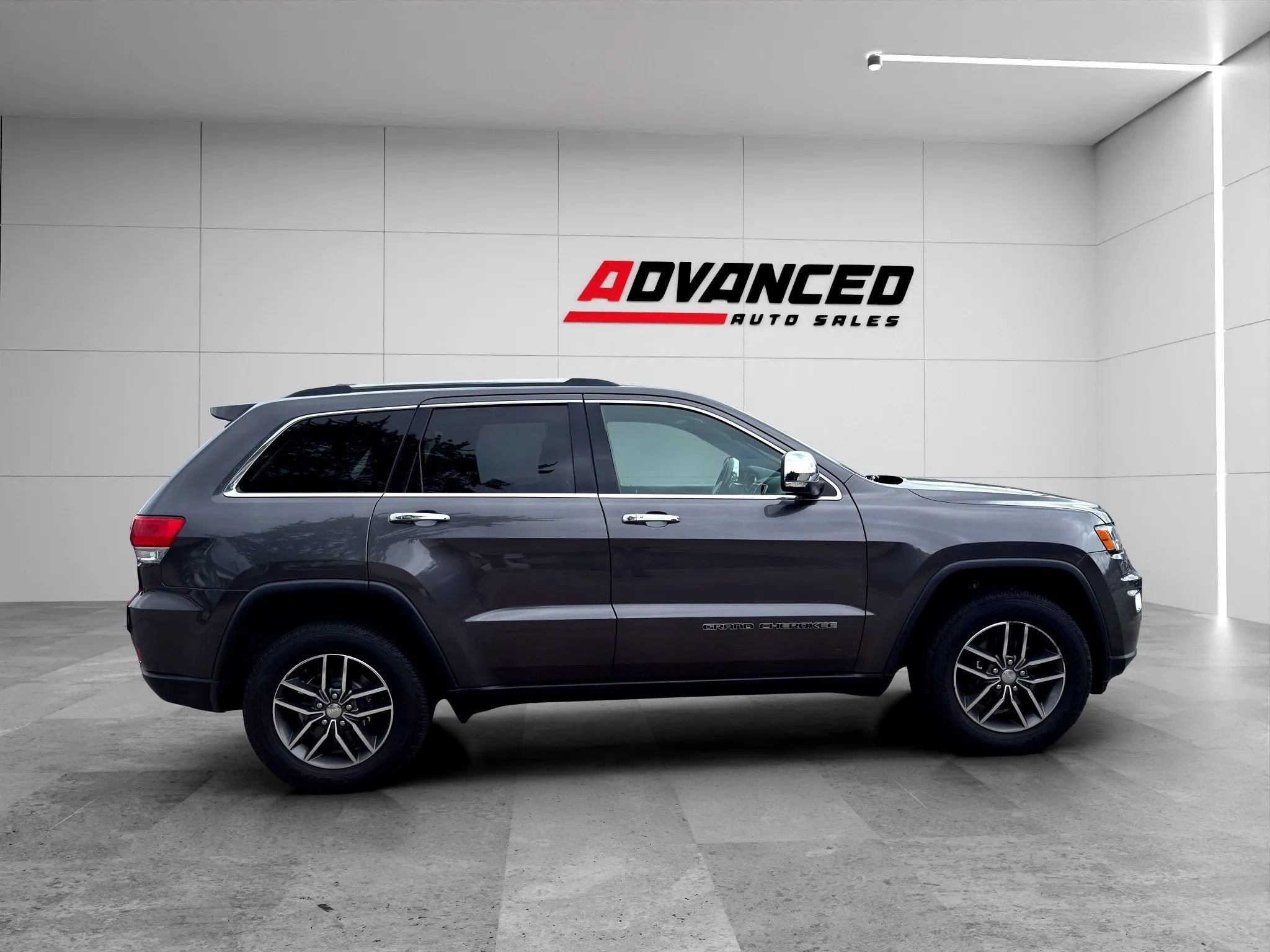 Used 2017 Jeep Grand Cherokee Limited AWD/4WD image 9