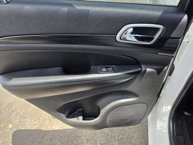 Used 2020 Jeep Grand Cherokee Altitude AWD/4WD image 12