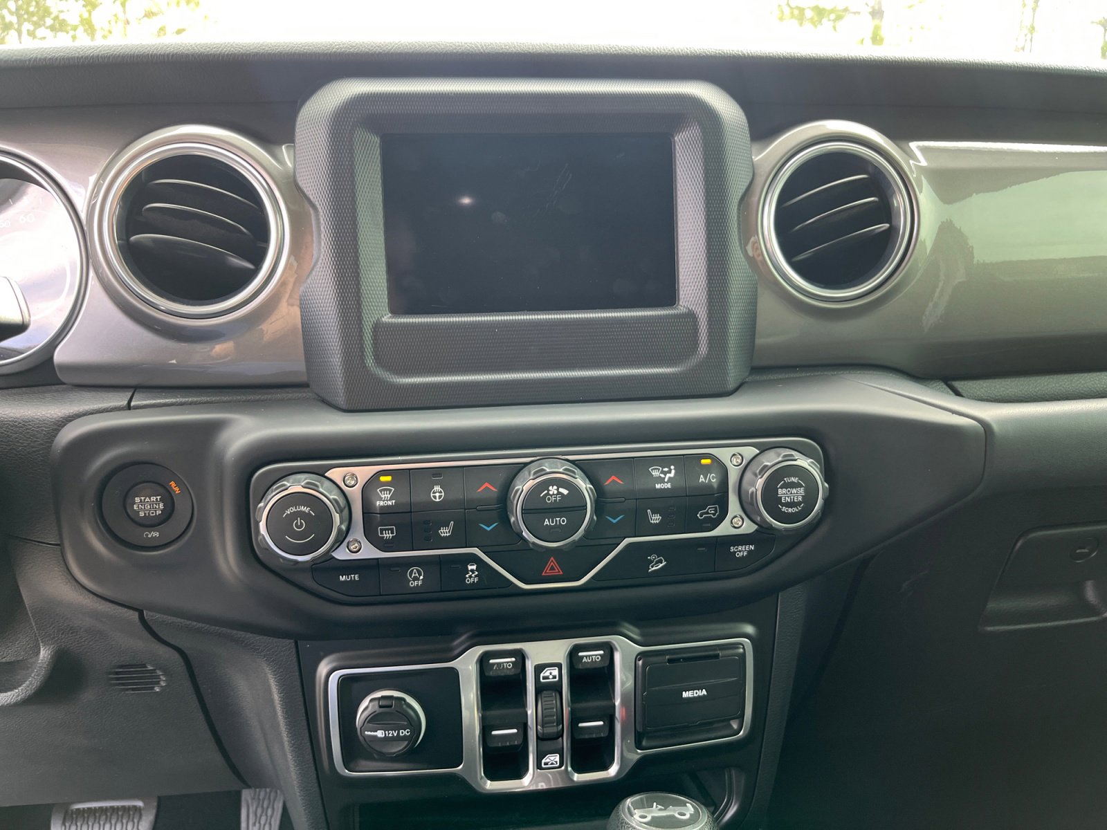 Used 2018 Jeep Wrangler Unlimited Sahara image 12