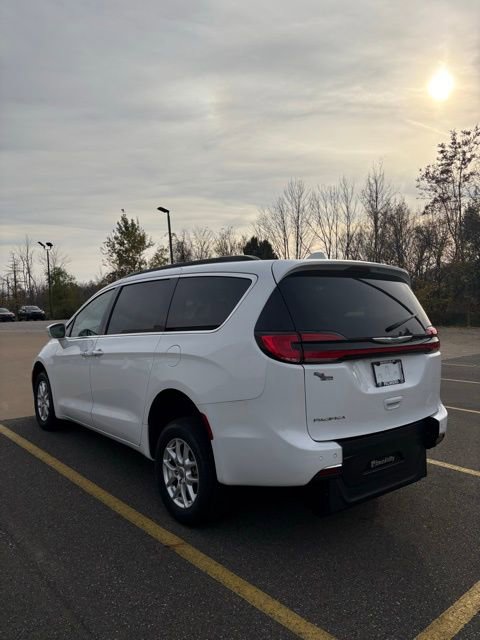 Used 2022 Chrysler Pacifica Touring-L image 3