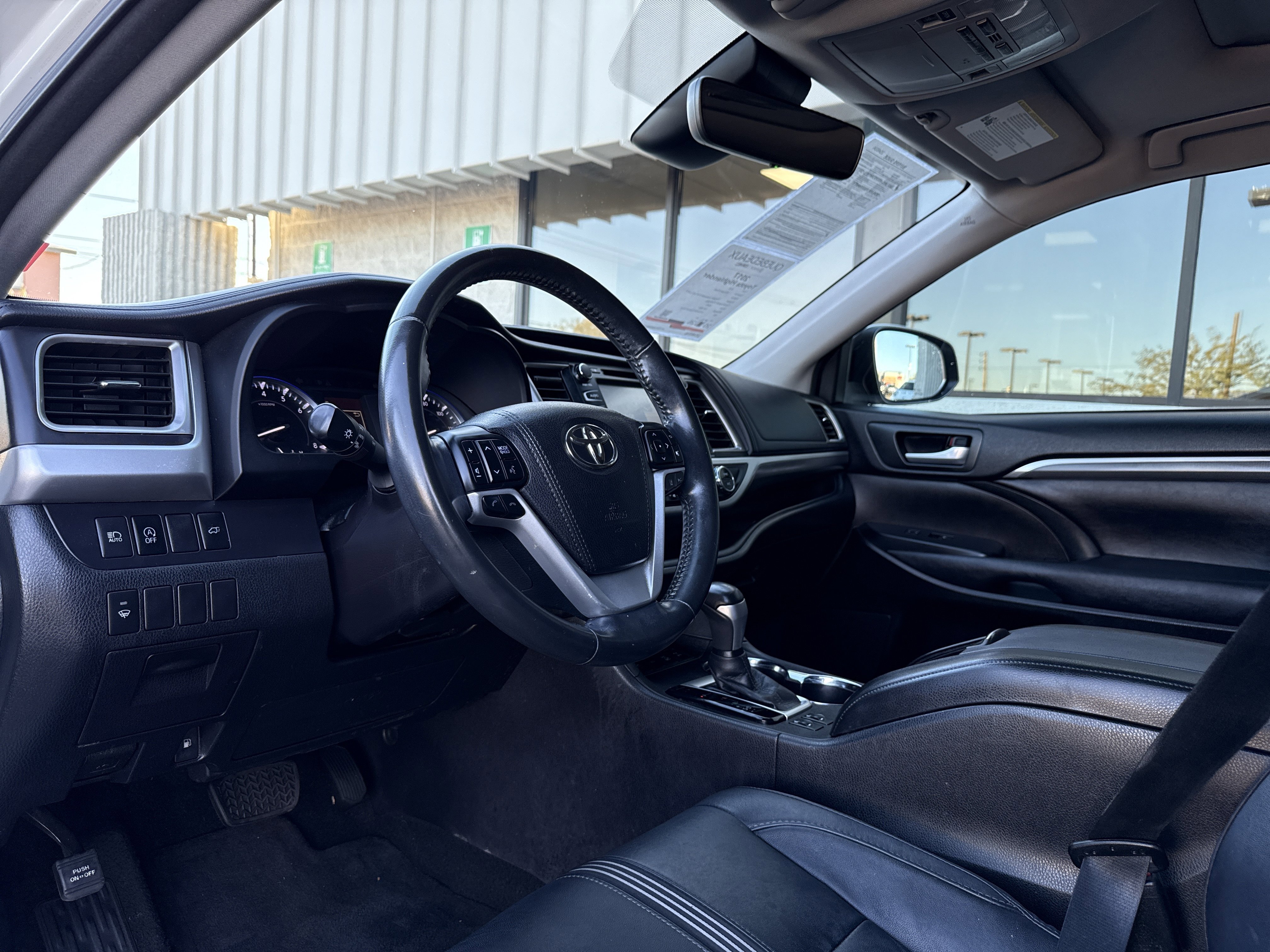 Used 2017 Toyota Highlander SE image 17