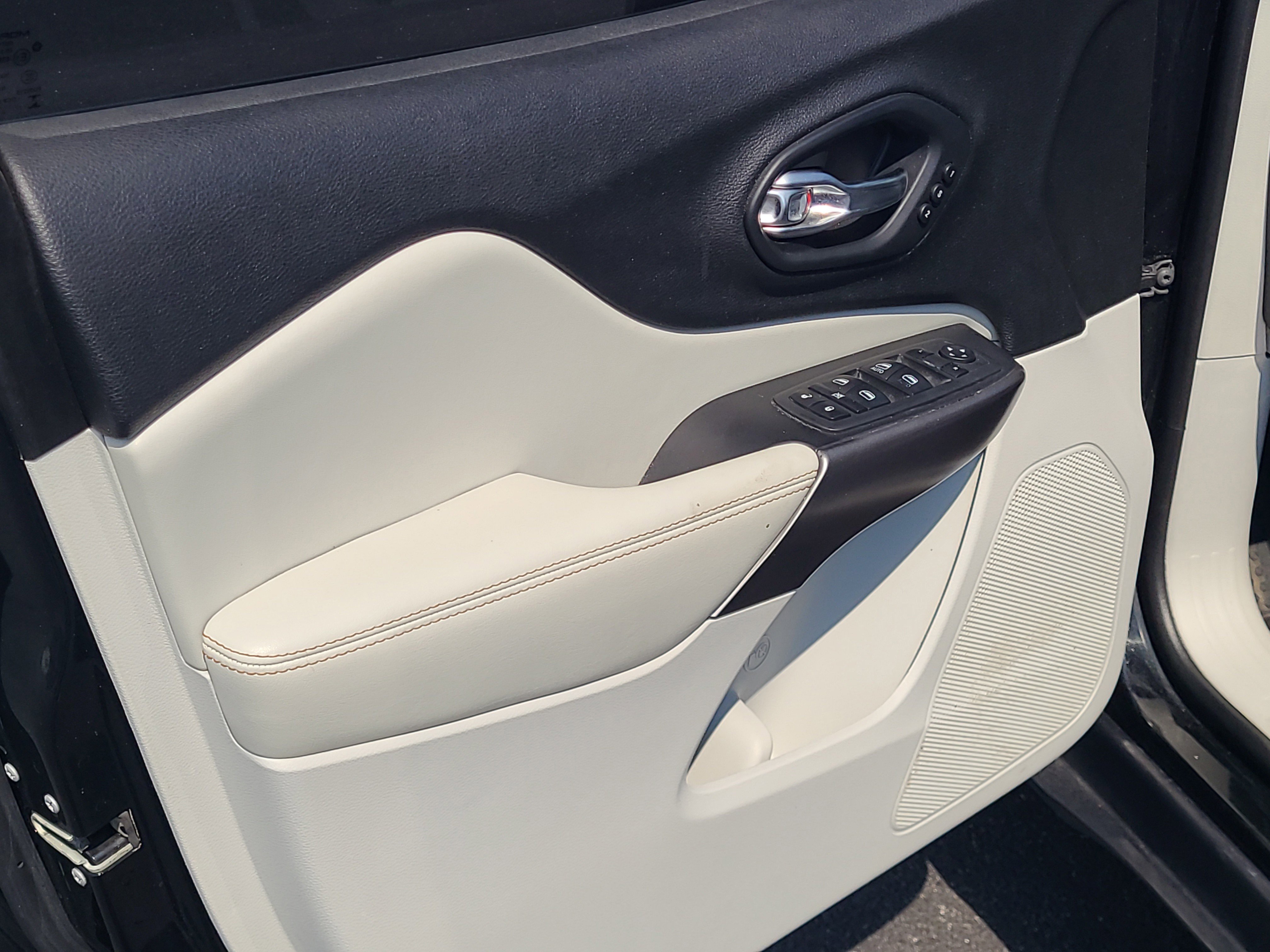 Used 2020 Jeep Cherokee Limited FWD image 18