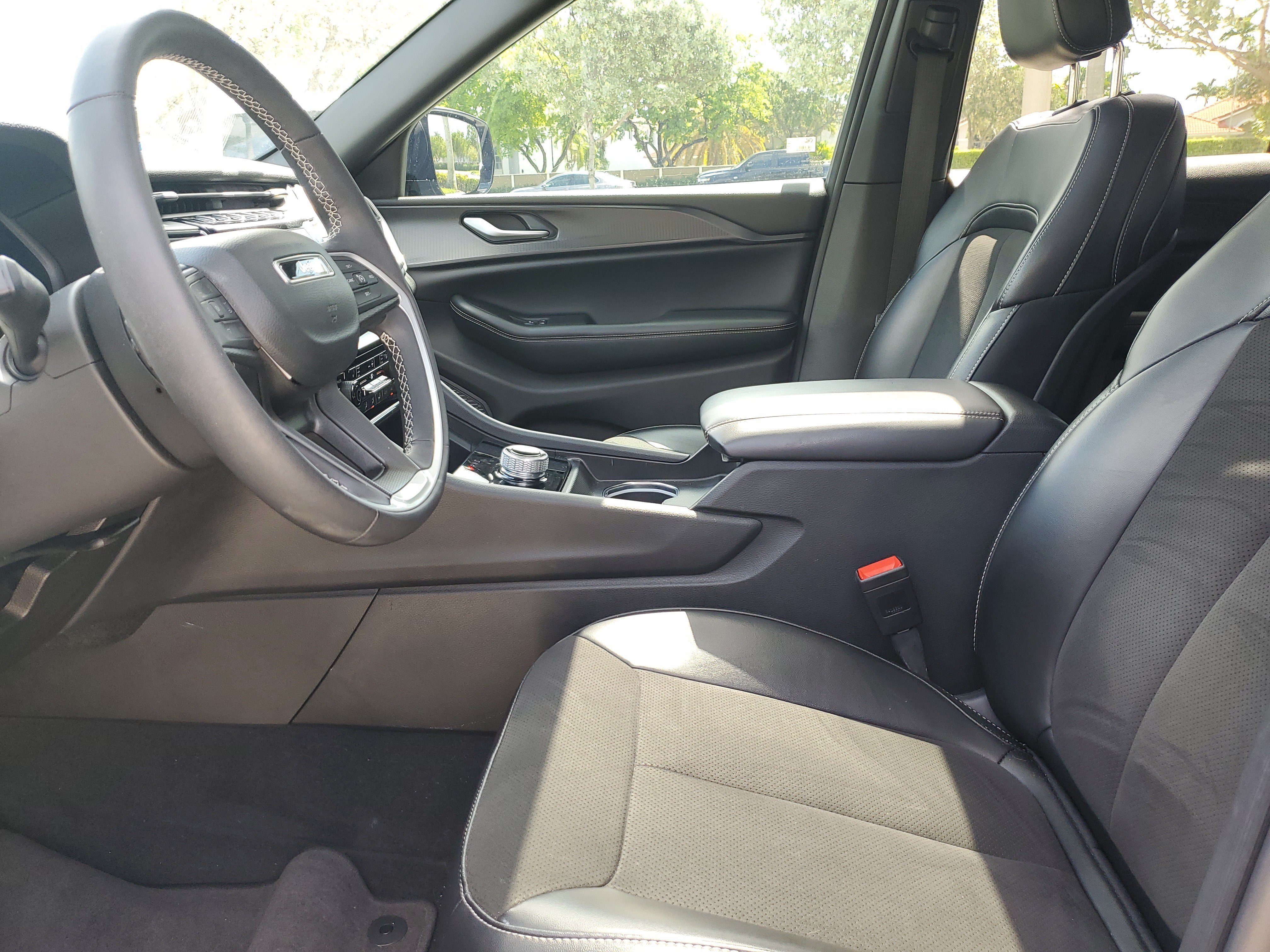 Used 2024 Jeep Grand Cherokee Altitude RWD image 17