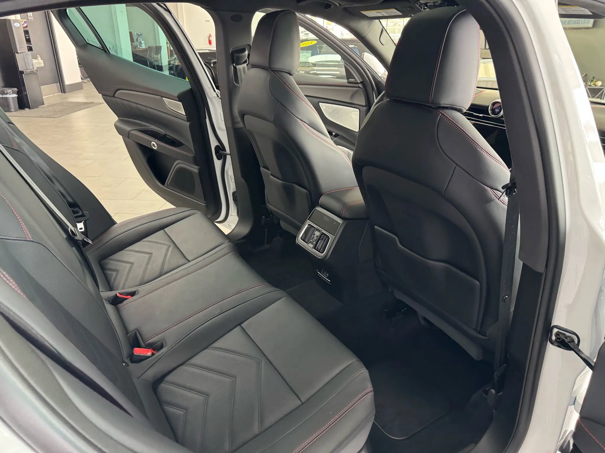 Used 2023 Maserati Grecale Trofeo image 16