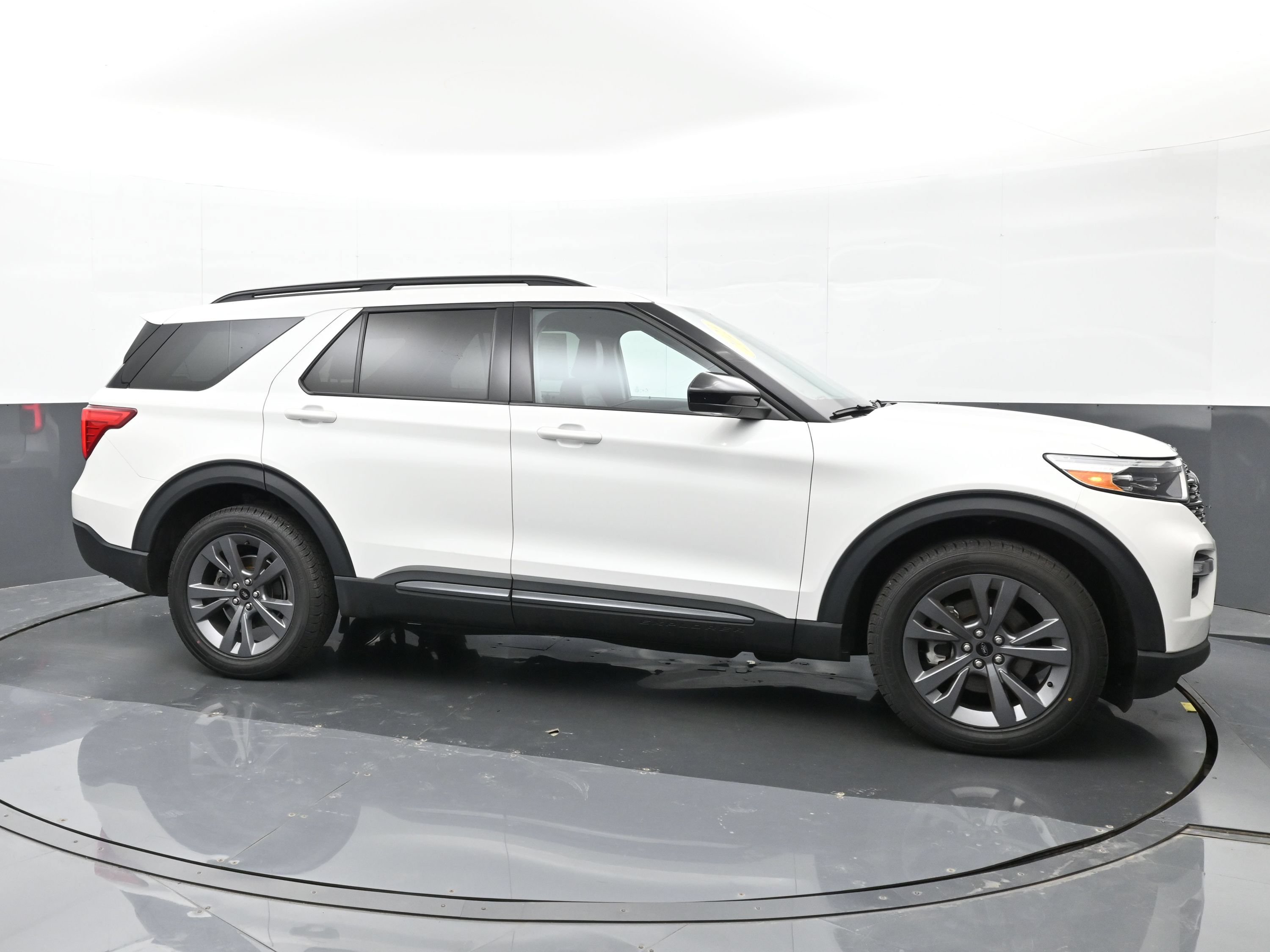 Used 2023 Ford Explorer XLT w/ Equipment Group 202A AWD/4WD image 5