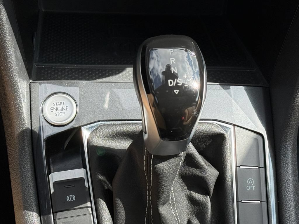 Used 2024 Volkswagen Tiguan SE R-Line AWD/4WD image 16
