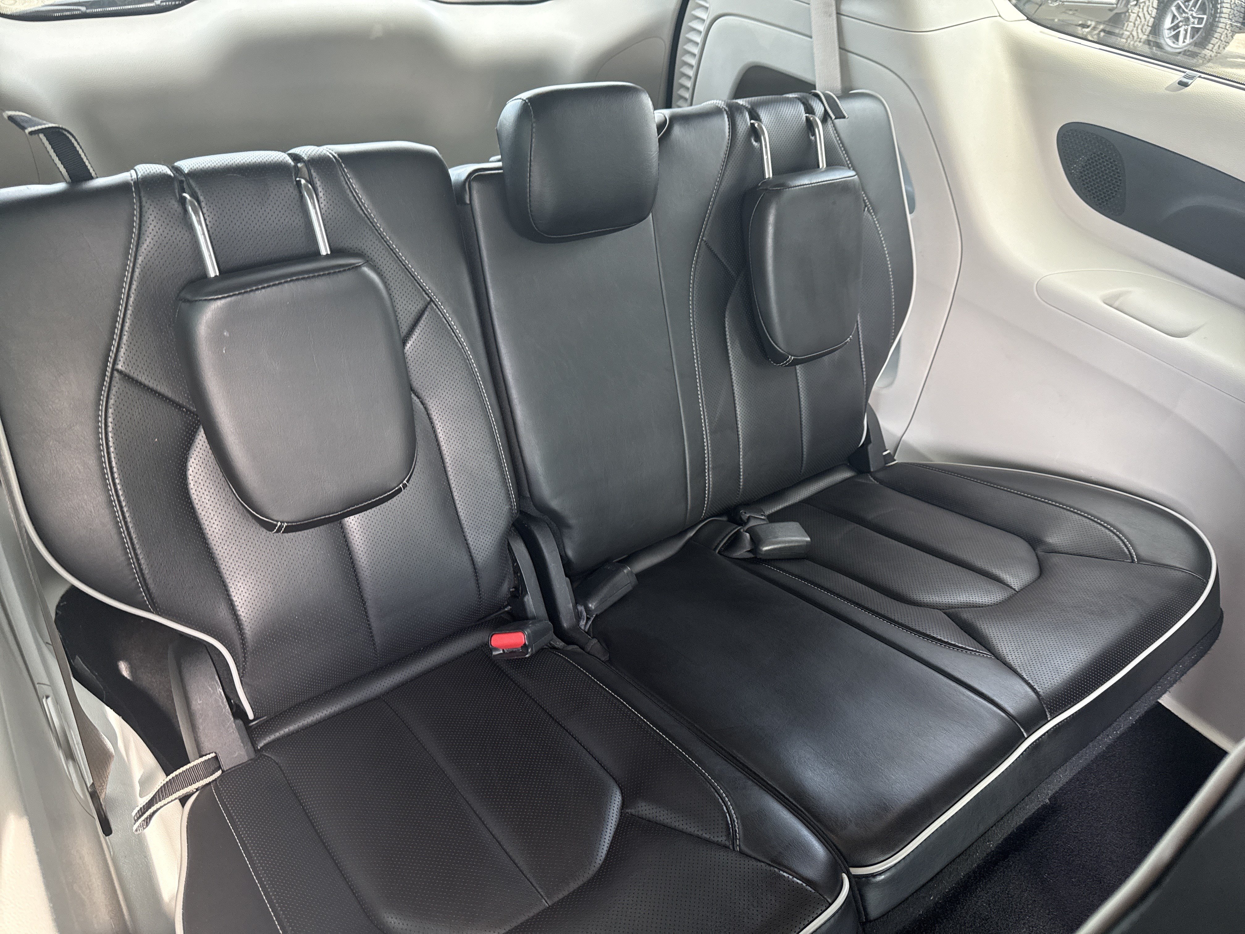 Used 2023 Chrysler Pacifica Limited FWD image 17
