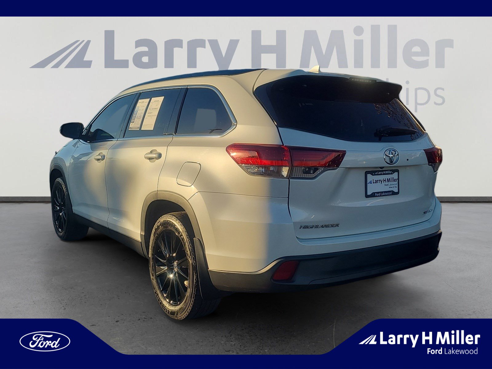 Used 2019 Toyota Highlander SE image 3