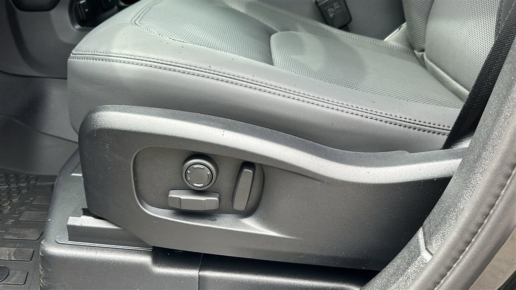 New 2026 Land Rover Defender 110 X-Dynamic SE image 10