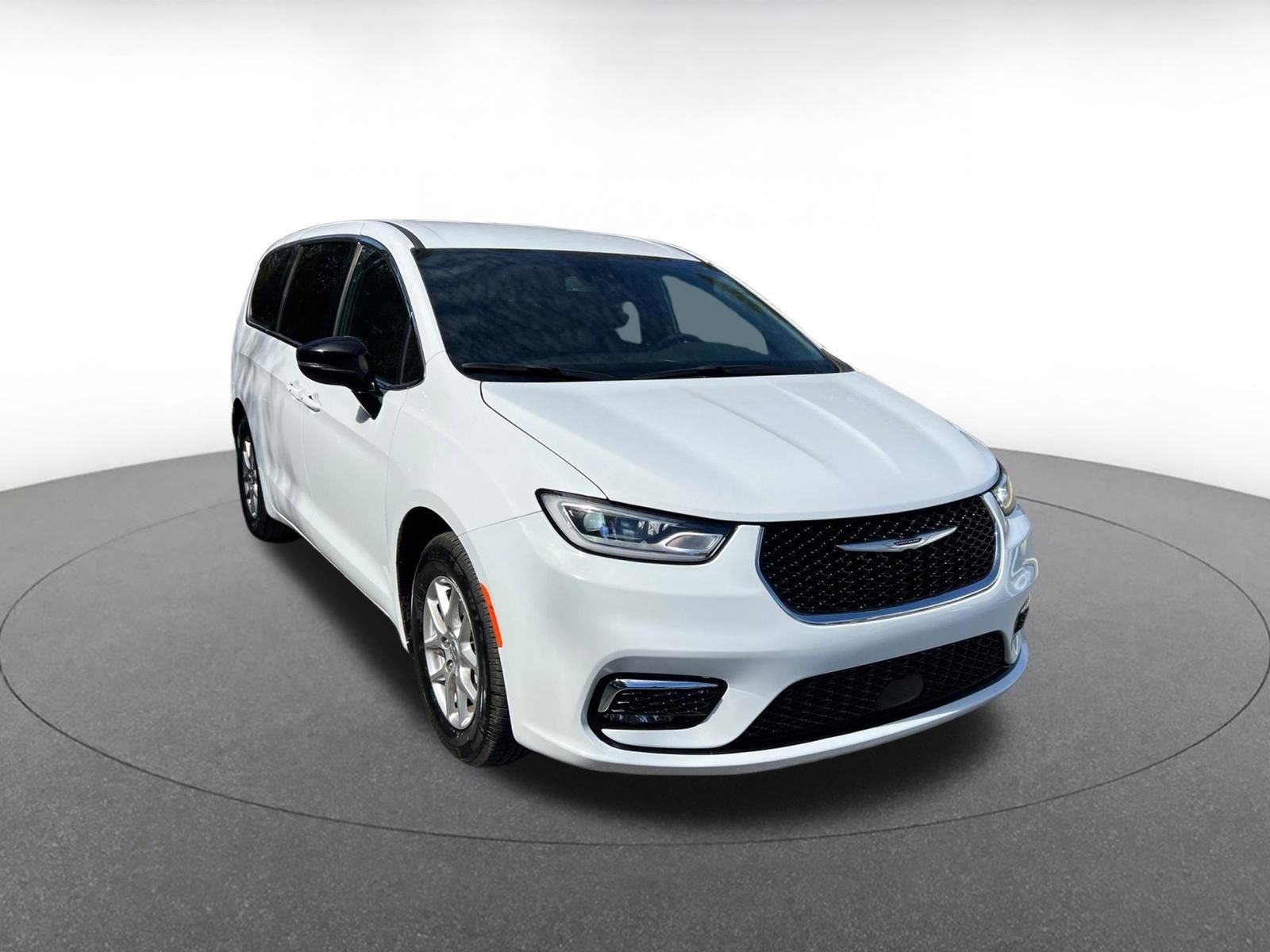 Used 2025 Chrysler Pacifica Select image 1