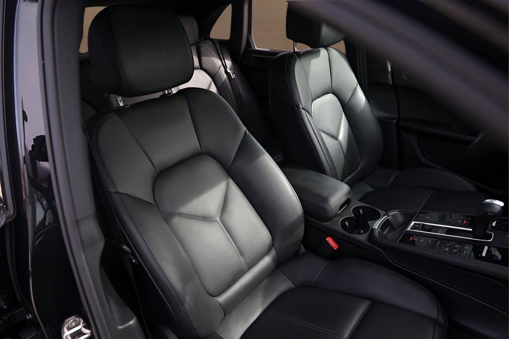 Used 2025 Porsche Macan image 31