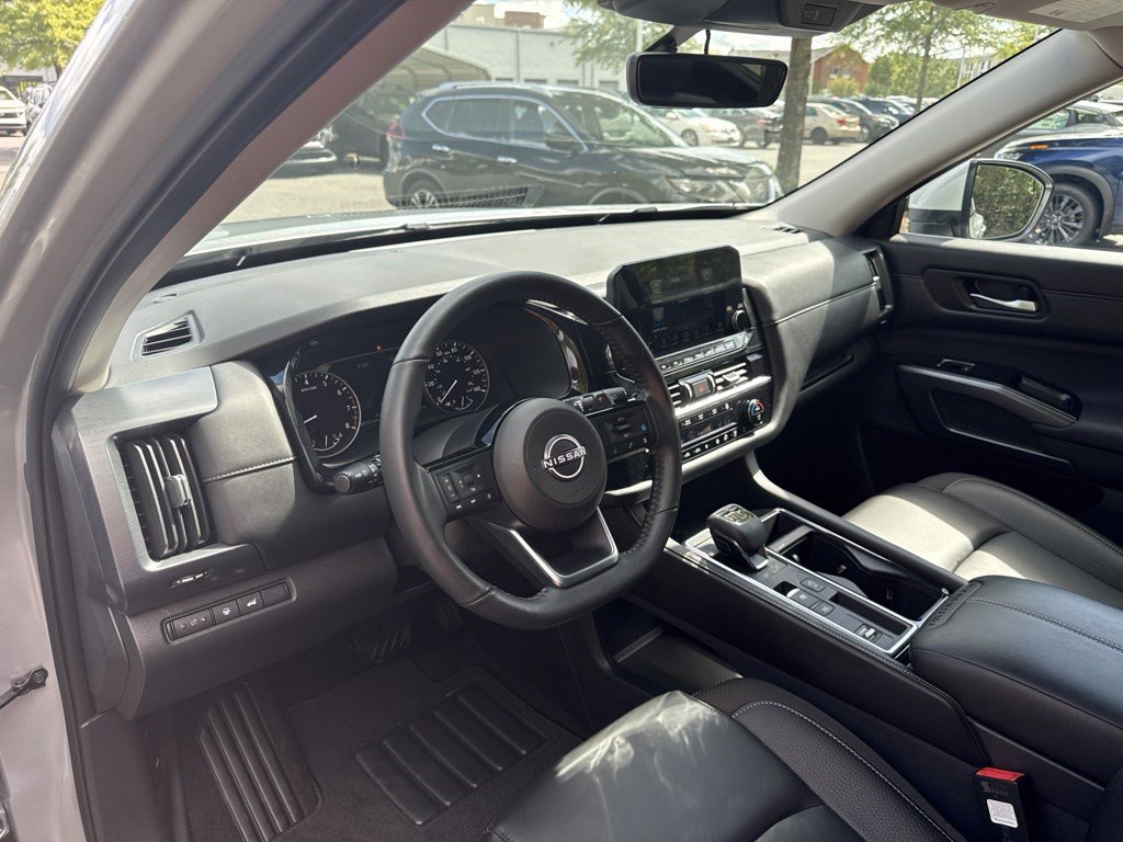 Used 2025 Nissan Pathfinder SL w/ Black Appearance Package FWD image 14